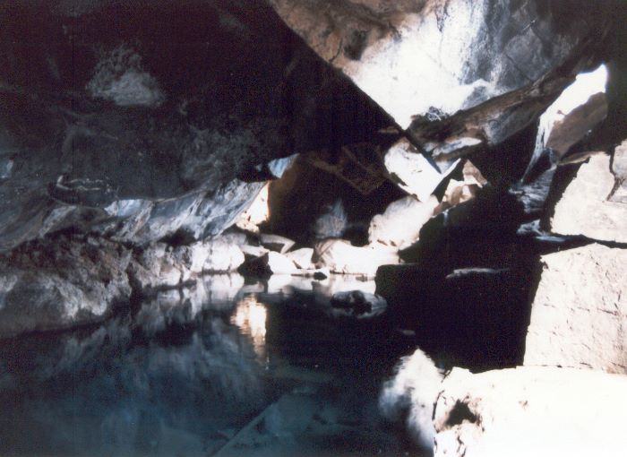 ../Images/158Grjotagja.jpg