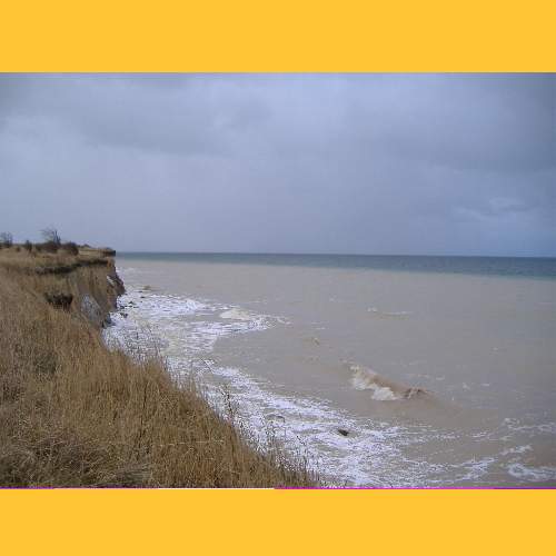 St�rmisches Hochwasser: Das Meer ist auf einem breiten Streifen lehmig vom Abbruchmaterial der Steilk�ste