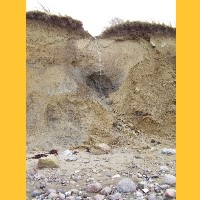 Ein kleiner Bach pl�tschert hier ins Meer