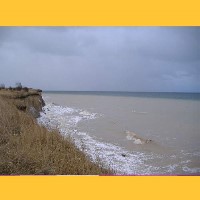 St�rmisches Hochwasser: Das Meer ist auf einem breiten Streifen lehmig vom Abbruchmaterial der Steilk�ste